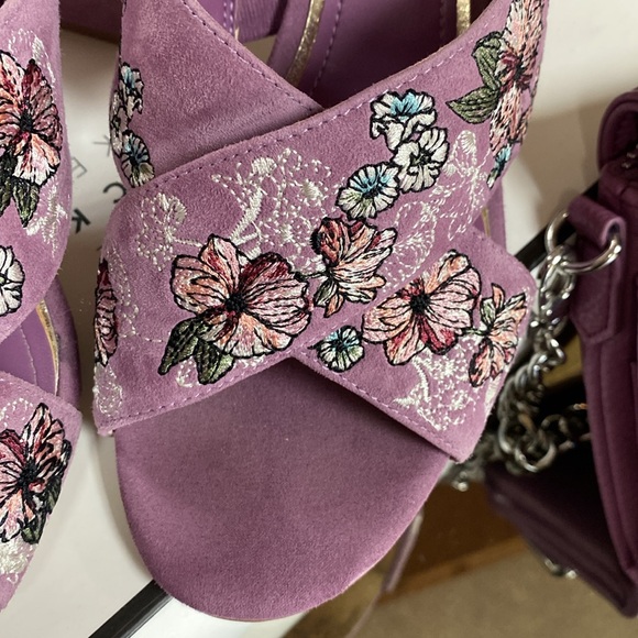 White House, black market, lavender wedge sandals embroidered flower details - Picture 6 of 7